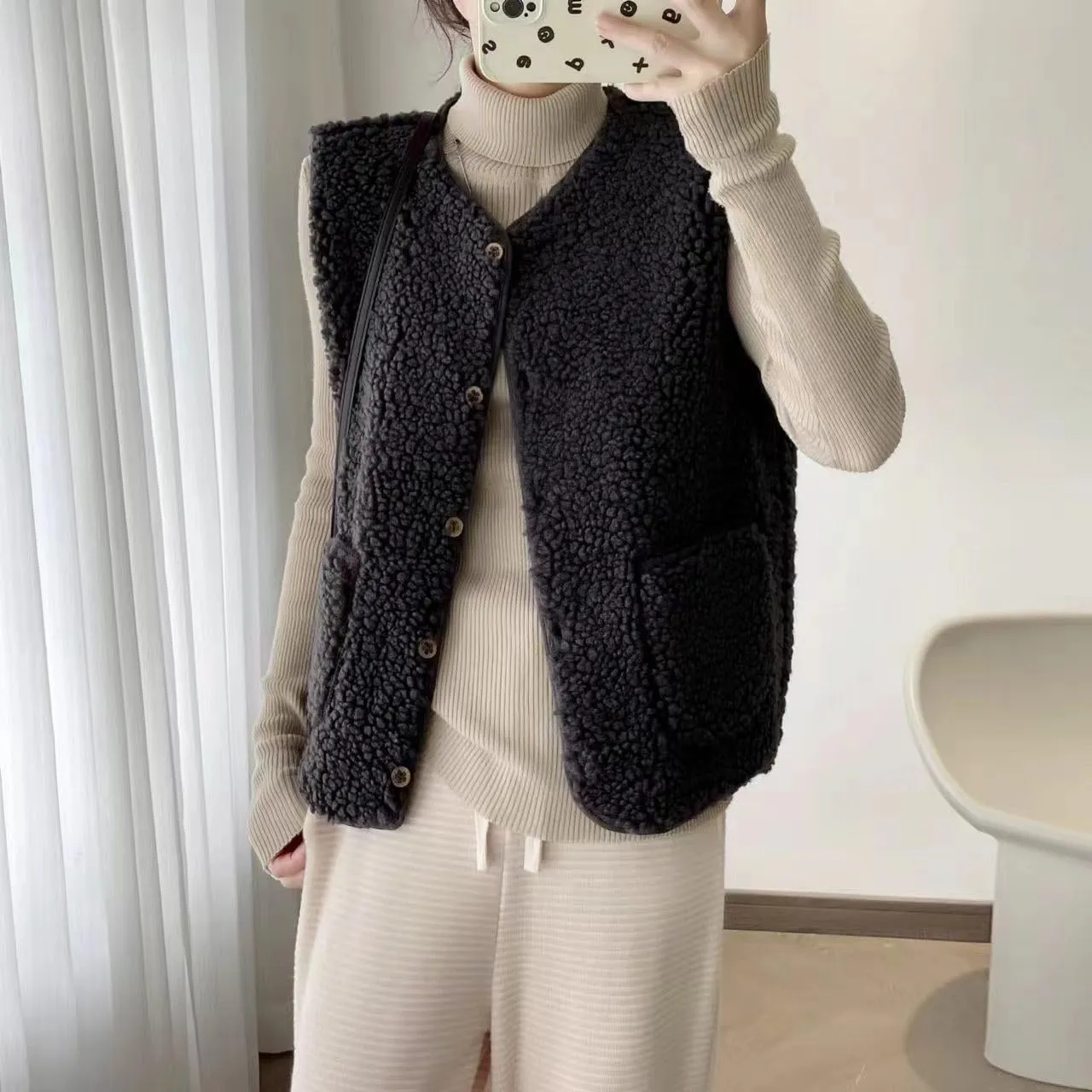 tuduoms Womens Sherpa Vest Casual Warm Fuzzy Faux Shearling Vest Sleeveless Fleece Jacket Pockets Teddy Coat Gilet for Winter